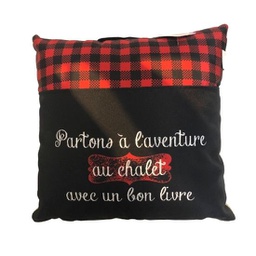 [6013] Coussin de lecture avec pochette "Partons à l'aventure au chalet avec un bon livre"